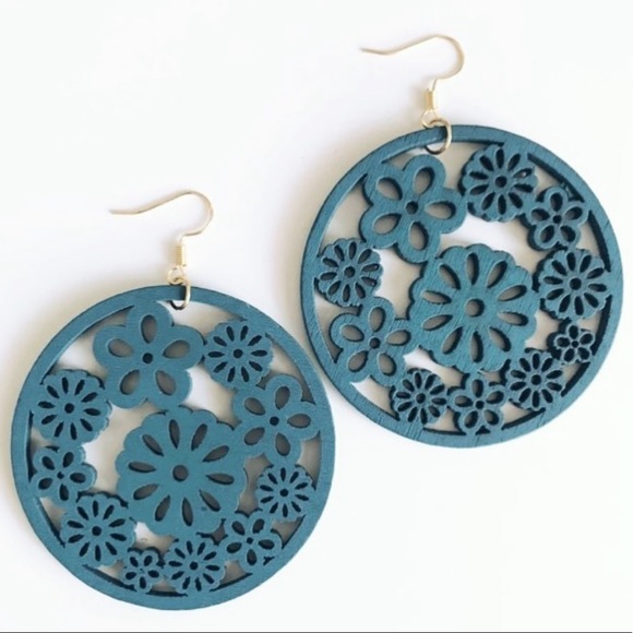 💙 Blue Flower Wooden Mandala Earrings - Picture 1 of 1